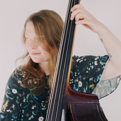 Juliette Boyer, professeur de contrebasse et basse électrique au stage de musique Accordissimo